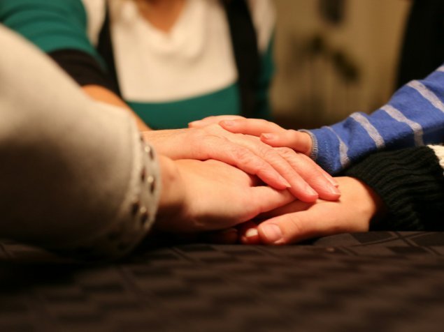 Mãos umas sobre as outras, em sinal de cuidado